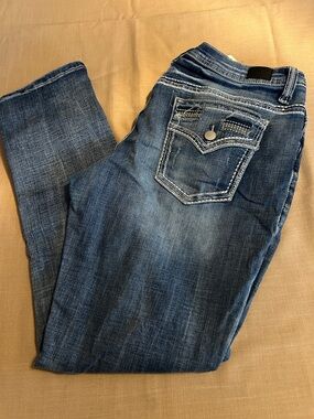 NWOT Women’s Straight Leg Jeans in Medium Distressed Blue